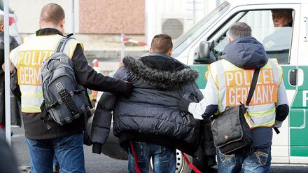 Polizisten begleiten einen straffällig gewordenen Asylbewerber zum Flughafen Leipzig-Halle zu seinem Abflug nach Belgrad. 