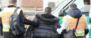 Polizisten begleiten einen straffällig gewordenen Asylbewerber zu seinem Abflug nach Serbien. 