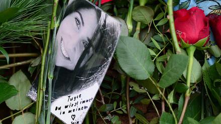 Mit Blumen bedeckt ist das Grab der getöteten Studentin Tugce Albayrak. Die junge deutschtürkische Studentin wollte jungen Frauen helfen, die von Männerpack belästigt wurden. 