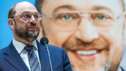 Martin Schulz, Spitzenkandidat der Sozialdemokraten bei der Europawahl, stellt in der Parteizentrale der SPD in Berlin das Abschlussplakat zum Europawahlkampf der SPD vor.