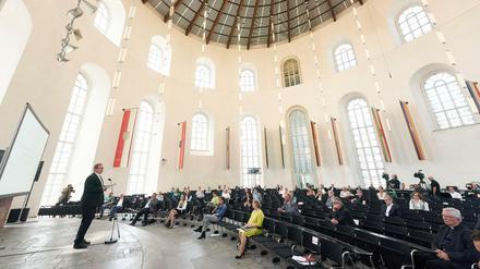 Wunden lindern. Der Limburger Bischof Georg Bätzing spricht bei der Abschlusspräsentation des Projekts "Betroffene hören - Missbrauch verhindern" in der Frankfurter Paulskirche (13.6.2020). 