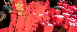 Alles auf Rot: Teilnehmerin Christa Randzio-Plath beim SPD-Debattencamp in Berlin.