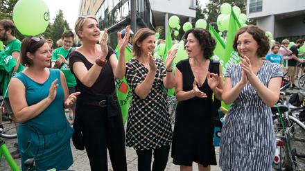 Die Spitzenkandidaten der Berliner Grünen, Ramona Pop (r), Antje Kapek (l), und Bettina Jarasch (2vr) unterhalten sich mit Parteichefin Simone Peter (2vl) und der Fraktionsvorsitzenden im Deutschen Bundestag, Katrin Göring-Eckardt (M)(