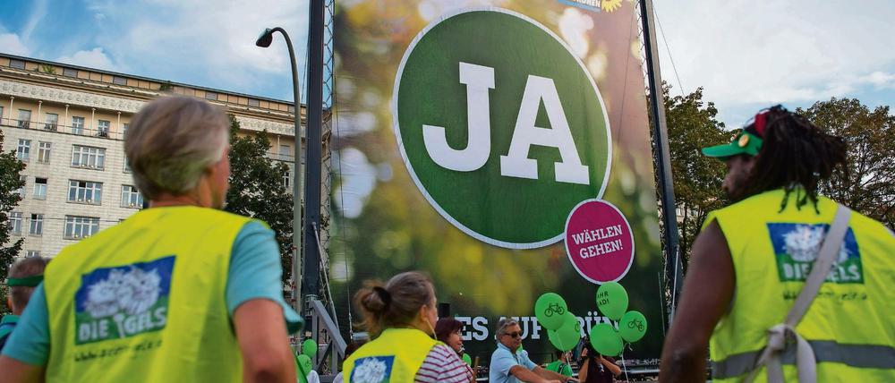 Am Frankfurter Tor endete eine Fahrrad-Demo zum Abschluss des Grünen Wahlkampfes.