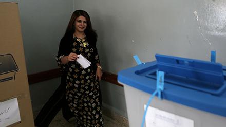 Eine Wählerin geht in Erbil zur Wahlurne. In den nordirakischen Kurden-Gebieten hat am Montagmorgen die umstrittene Volksabstimmung über die Unabhängigkeit begonnen. 