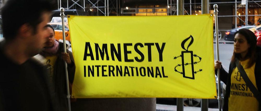 Die Spendenorganisation Amnesty International bei einem Anti-Trump Protest.