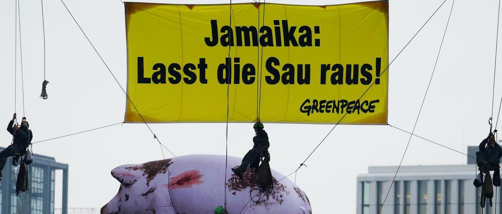 Greenpeace-Aktivisten kritisieren mit einer Aktion die Jamaika-Verhandlungen. 