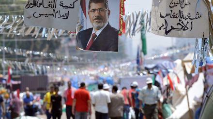 Verfeindet.  Anhänger und Gegner Mursis liefern sich immer wieder Straßenschlachten. Dutzende wurden verletzt, neun Menschen starben am Dienstag. Am Mittwochmorgen waren mindestens zwei weitere Anhänger des gestürzten Präsidenten tot. Ein Ende der Auseinandersetzungen ist nicht abzusehen. 