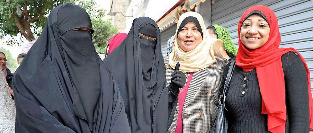 Hodas Mustafa (links) mit ihrer Tochter Fatma, Suada Abdel Gawad und Heba Youssrey in der Warteschlange vor der Bahaia-Schule im Stadttteil Sayyida Zeinab.
