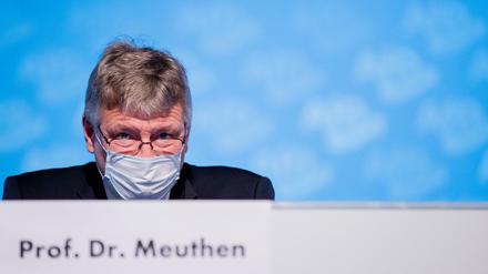 Jörg Meuthen sitzt bei dem AfD-Bundesparteitag auf dem Podium.