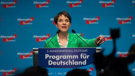 Die AfD-Parteivorsitzende Frauke Petry spricht beim 5. AfD Bundesparteitag in Stuttgart.