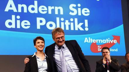 Gute Laune: Frauke Petry und Jörg Meuthen, die beiden Parteivorsitzenden der AfD, stehen beim 4. Bundesparteitag der Alternative für Deutschland (AfD) in der Niedersachsenhalle vom HCC in Hannover (Niedersachsen) nach Petrys Rede auf der Bühne. 