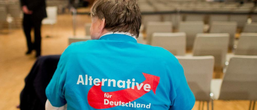 Ein Parteimitglied der AfD sitzt am 29. November 2015 mit einem AfD-T-Shirt beim 4. Bundesparteitag der Alternative für Deutschland (AfD) in Hannover.