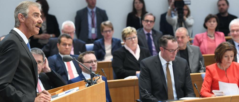 Der rheinland-pfälzische AfD-Fraktionsvorsitzende Uwe Junge (links) auf einem Archivfoto während der konstituierenden Sitzung des Landtages im Mai 2016. 