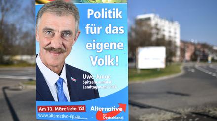 Ein Wahlplakat der AfD mit dem Bild des Spitzenkandidaten in Rheinland-Pfalz, Uwe Junge, in Ludwigshafen.