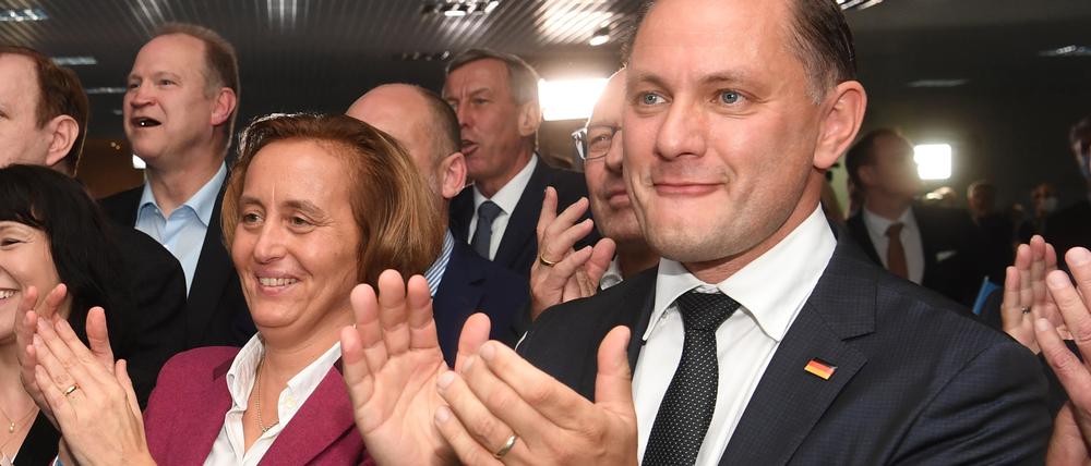 AfD-Spitzenkandidat Tino Chrupalla und Beatrix von Storch, stellvertretende Bundessprecherin der AfD, reagieren bei der Wahlparty der AfD auf die ersten Prognosen zum Ausgang der Bundestagswahl. Recrop. +++ dpa-Bildfunk +++