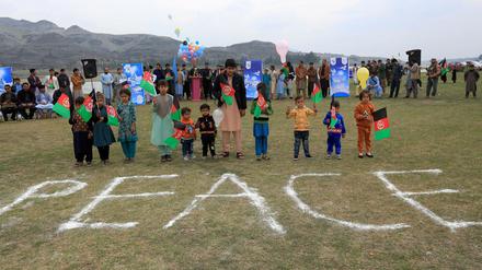 Afghanische Kinder feiern im Vorfeld der erwarteten Unterzeichnung des Abkommens zwischen den USA und den Taliban.