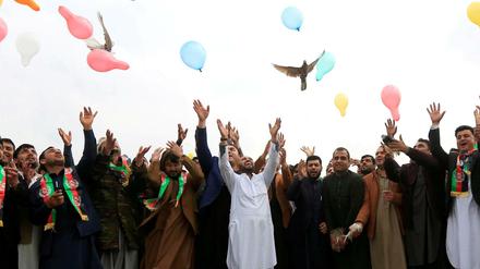 Afghanische Männer feiern das Abkommen schon vor der Unterzeichnung.