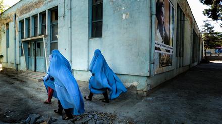Afghanische Frauen gehen durch Kabul (Symbolbild)