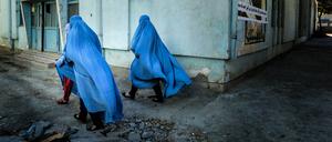 Afghanische Frauen gehen durch Kabul (Symbolbild)