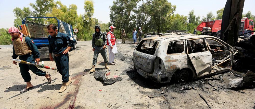 Afghanische Polizisten inspizieren den Tatort des Selbstmordanschlags in Dschalalabad am 10. Juli.