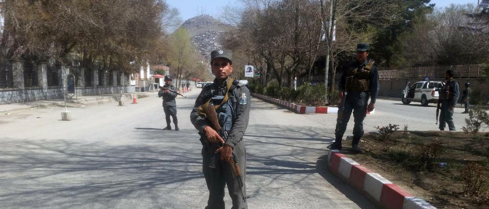 Polizisten sichern den Ort des Anschlags in Kabul. 