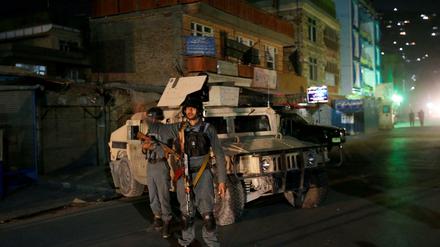 Afghanische Sicherheitskräfte sichern die Umgebung des Anschlags in Kabul.