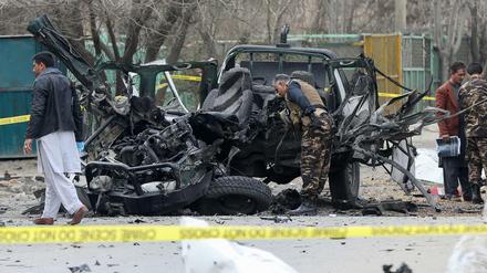 Afghanische Sicherheitskräfte inspizieren den Anschlagsort in Kabul. 
