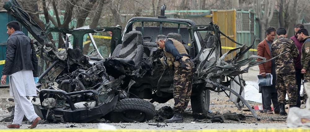 Afghanische Sicherheitskräfte inspizieren den Anschlagsort in Kabul. 