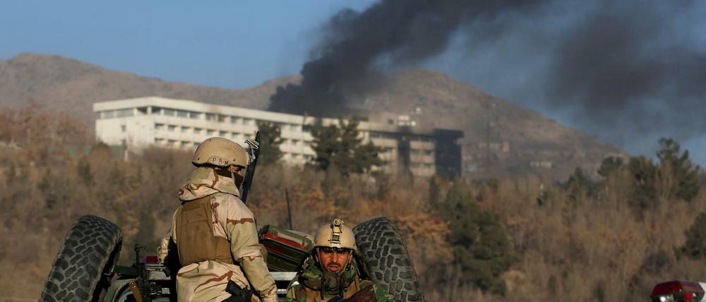 Afghanische Sicherheitskräfte riegelten das Hotel Intercontinental in Kabul ab. 