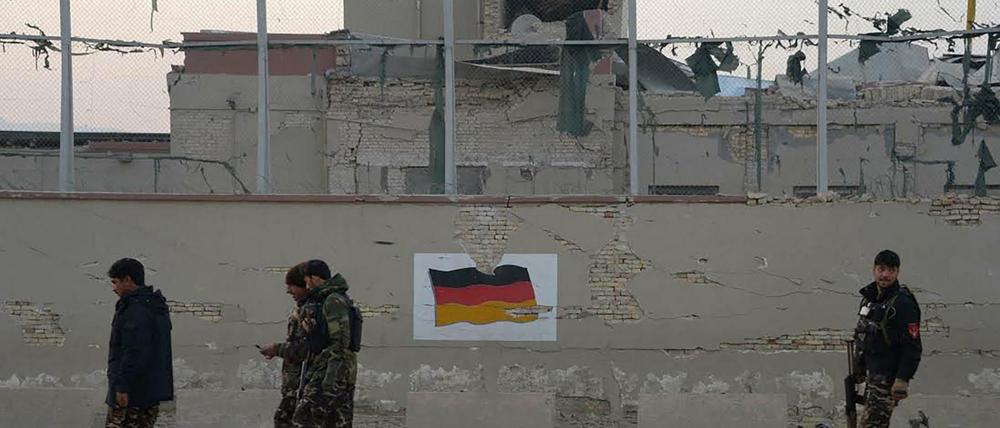 Sicherheitsleute am Gelände des attackierten deutschen Konsulats in Masar-i-Sharif 