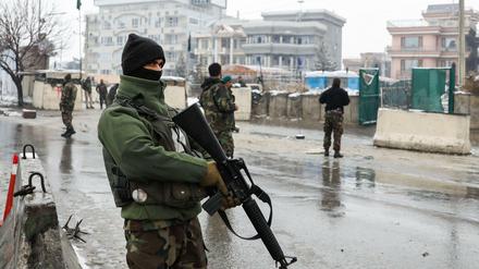 Bombenanschlag in Kabul: Sicherheitskräfte am Ort der Explosion 