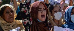 Proteste von Frauen auf den Straßen Kabuls. Die Taliban drohen, schüchtern ein und suchen gezielt nach den Organisator:innen.