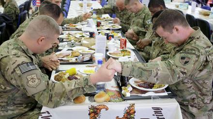 In Afghanistan stationierte US-Soldaten beim Gebet vor dem traditionellen Thanksgiving-Festmahl.
