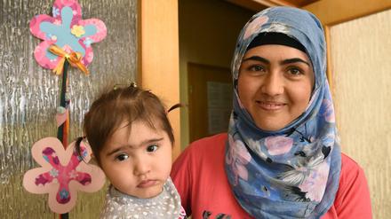 Die junge afghanische Flüchtlingsfrau Zarina Sediqi hat mit ihrer Tochter Hassenat im hessischen Bad Sooden-Allendorf Unterkunft gefunden. 