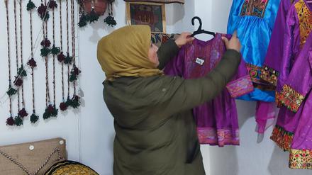31.01.2023, Afghanistan, Herat: Auf dem Frauenbasar in Herat verkauft Rasia traditionell gefertigtes afghanisches Handwerk. Die Taliban haben Frauen den Zugang zu vielen Berufen in Afghanistan versperrt. Doch ganz haben sie die Frauen noch nicht verdrängen können. (zu dpa: «Afghanische Händlerinnen trotzen den Taliban») Foto: Fariba Akbari/dpa +++ dpa-Bildfunk +++