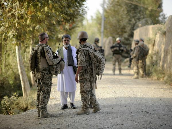 Bundeswehrsoldaten mit Dolmetscher nahe Kundus: Wie viel Rücksicht nahm die deutsche Politik auf die andere Kultur Afghanistans?