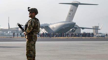 Amerikanische Soldaten, unter ihnen Spezialkräfte, bewachen den Flughafen in Kabul.