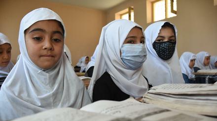 Afghanische Mädchen besuchen den Unterricht in einer Schule in Masar-i-Scharif.