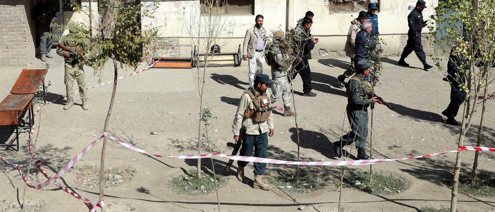 Sicherheitskräfte patrouillieren nach einer Bombenexplosion in der Nähe eines Wahllokals in Kabul