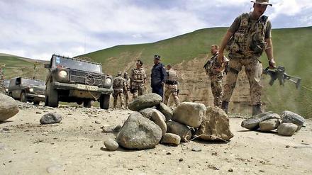 Deutsche Bundeswehr-Soldaten suchen auf Patrouille im Norden Afghanistans nach Sprengfallen. 
