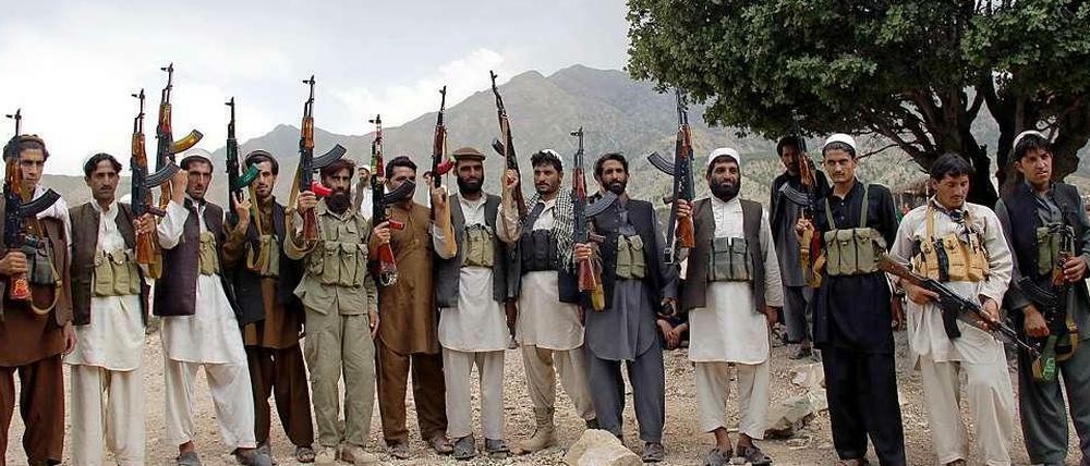 Mitglieder einer lokalen afghanischen Polizeieinheit posieren vor einem Training in der Region Nangarhar.