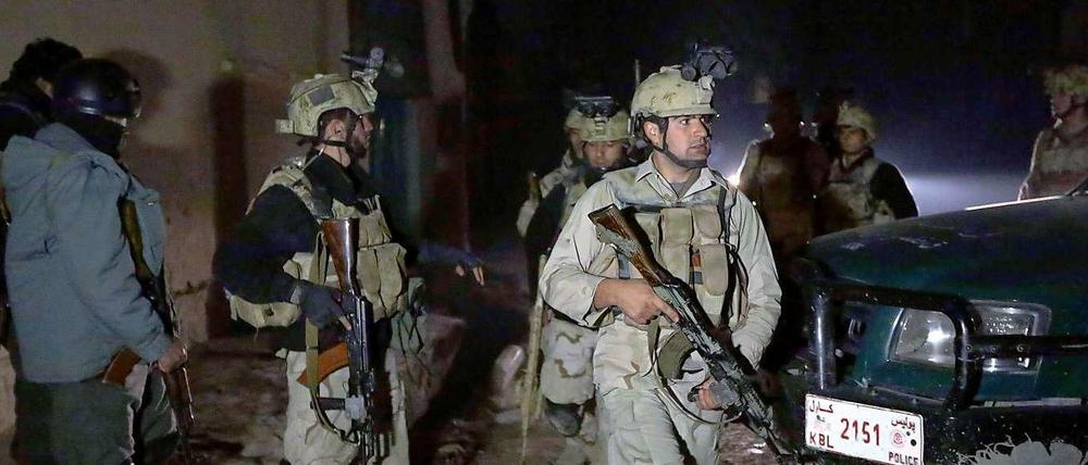 Afghanische Sicherheitskräfte sichern den Anschlagsort. 