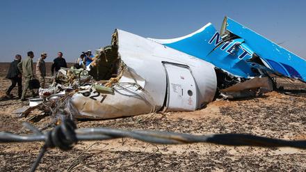 Russische Offizielle besichtigen am 1. November die Trümmer der über dem Sinai abgestürzten Maschine der russischen Airline. 