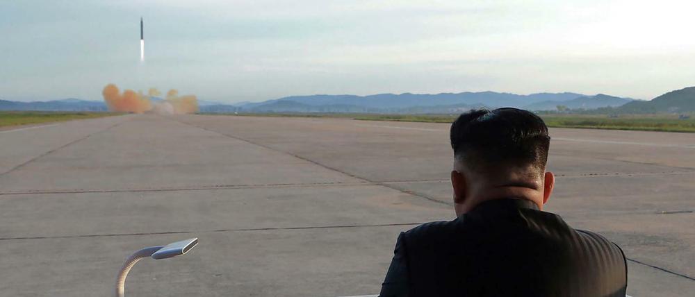 Ein undatiertes Foto aus Nordkorea zeigt Kim Jong-Un beim Begutachten einer strategischen ballistischen Rakete.