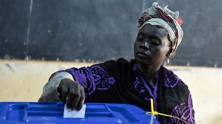 Eine junge Frau wirft ihren Stimmzettel während der Präsidentschaftswahl 2018 in Bamako in die Wahlurne. Schon zwei Jahre später stürzte ein Putsch die Regierung.