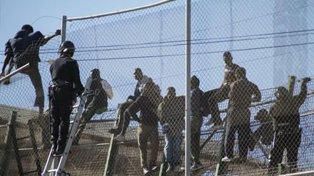 Afrikanische Migranten versuchen in die Exklave Melilla einzudringen. (Archiv)