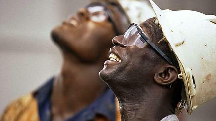 Das Wachstum der meisten afrikanischen Ökonomien fußt noch immer darauf, dass Rohstoffe unverarbeitet exportiert werden. Das Foto zeigt zwei Arbeiter auf einer Ölplattform vor der westafrikanischen Atlantikküste. 