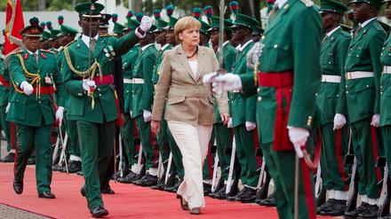 Angela Merkel auf dem roten Teppich in Abuja, Nigeria. Das war 2011. Fünf Jahre danach startet ihre zweite "Mission Afrika".