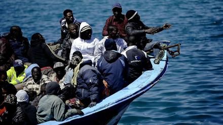 Aus Libyen geflohene Afrikaner vor Lampedusa im Frühjahr 2011